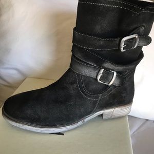 LOLA Black suede boots